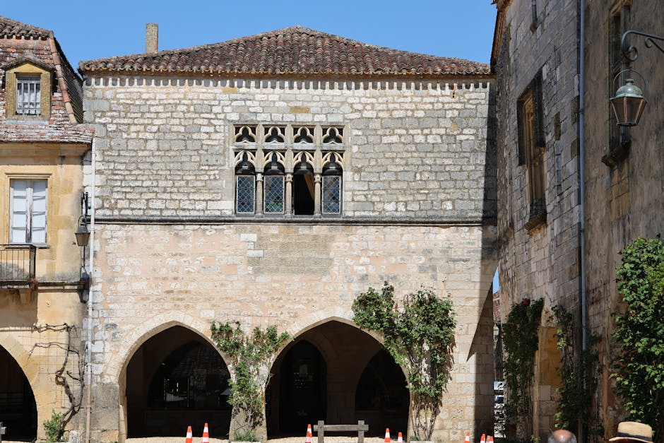Paysage pittoresque de la Dordogne avec maisons traditionnelles en pierre