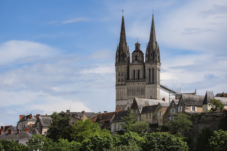 Vue aérienne du centre-ville d'Angers avec ses bâtiments historiques et ses appartements à vendre